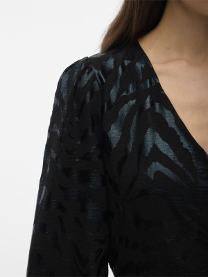 Vero Moda VMCARLA FOIL L/S SHORT WRAP DRESS W: Black/Black zebra foil | Freewear VMCARLA FOIL L/S SHORT WRAP DRESS W: - www.freewear.nl - Freewear