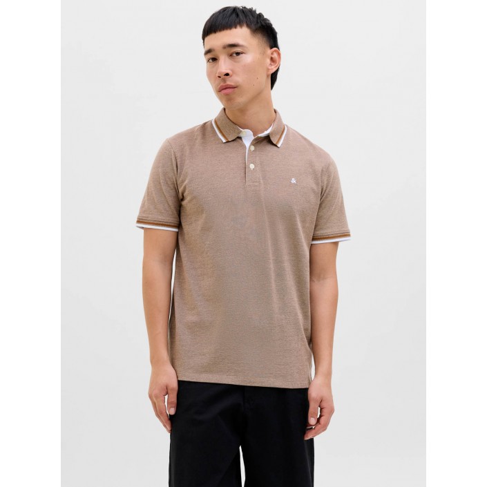 Jack & Jones:JACK&JONES ESSENTIALS JJEPAULOS POLO SS NOOS Curry/PLAY | Freewear JJEPAULOS POLO SS NOOS - www.freewear.nl - Freewear