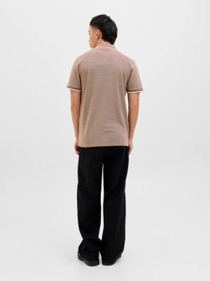 Jack & Jones:JACK&JONES ESSENTIALS JJEPAULOS POLO SS NOOS Curry/PLAY | Freewear JJEPAULOS POLO SS NOOS - www.freewear.nl - Freewear