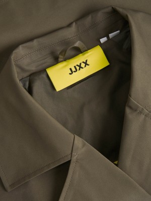 JACK&JONES ORIGINALS JXCARLIE SHORT TRENCHCOAT OTW SN Dusty Olive | Freewear JXCARLIE SHORT TRENCHCOAT OTW SN - www.freewear.nl - Freewear
