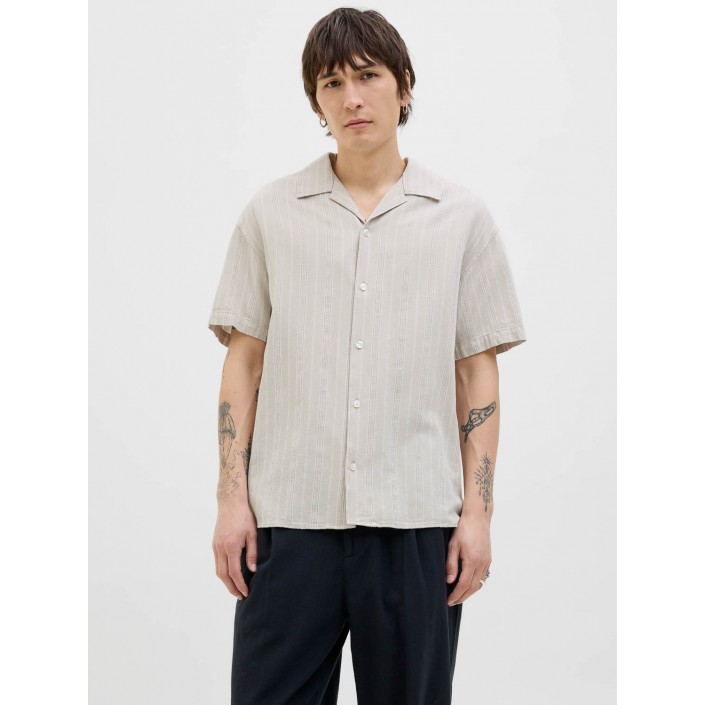 JACK%JONES PREMIUM JPRCCMONTANA DOBBY RESORT S/S SHIRT: Silver Lining | Freewear JPRCCMONTANA DOBBY RESORT S/S SHIRT: - www.freewear.nl - Freewear
