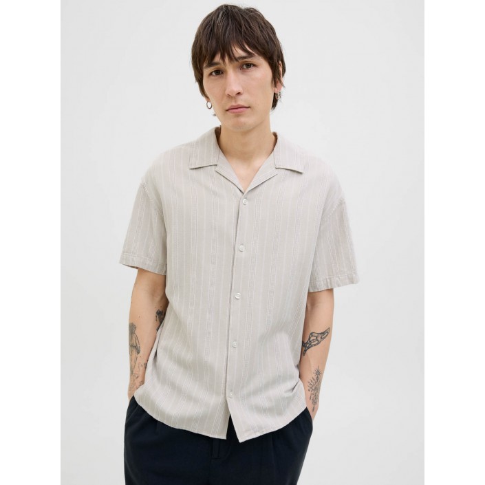 JACK%JONES PREMIUM JPRCCMONTANA DOBBY RESORT S/S SHIRT: Silver Lining | Freewear JPRCCMONTANA DOBBY RESORT S/S SHIRT: - www.freewear.nl - Freewear