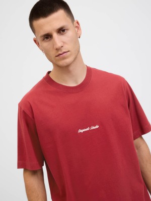 JACK&JONES ORIGINALS JORNORREBRO EMB TEE SS CREW NECK NO: Tibetan Red | Freewear JORNORREBRO EMB TEE SS CREW NECK NO: - www.freewear.nl - Freewear