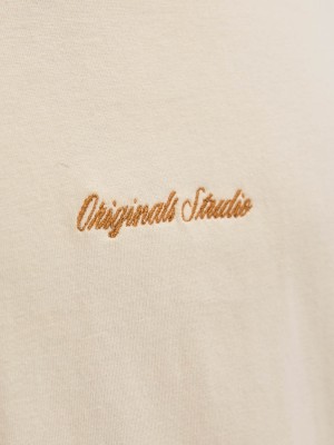 JACK&JONES ORIGINALS JORNORREBRO EMB TEE SS CREW NECK NO: Antique White | Freewear JORNORREBRO EMB TEE SS CREW NECK NO: - www.freewear.nl - Freewear
