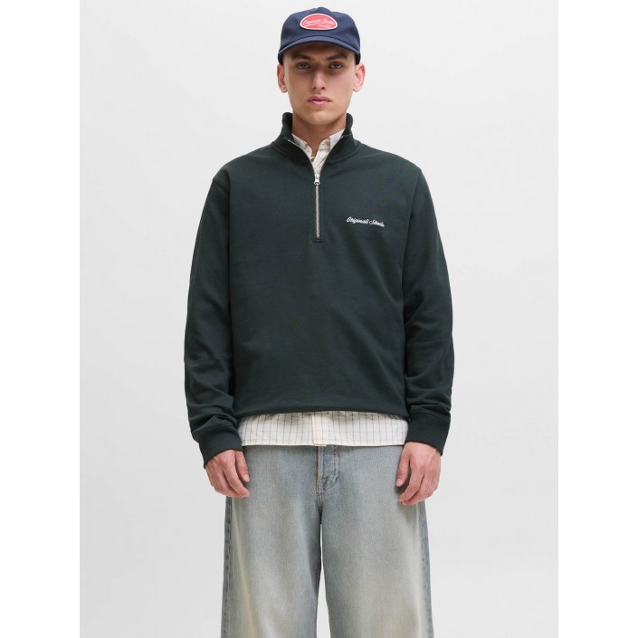 JACK&JONES ORIGINALS JORNORREBRO EMB SWEAT HIGH NECK SN Forest River | Freewear JORNORREBRO EMB SWEAT HIGH NECK SN - www.freewear.nl - Freewear