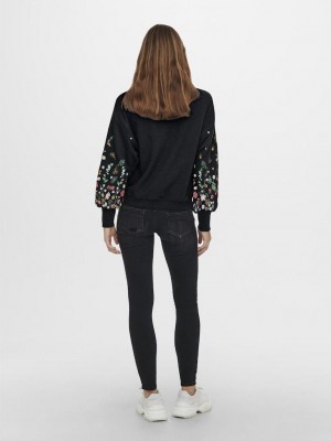 Only ONLBROOKE L/S O-NECK FLOWER SWT NOO: Black/SLEEVE FLOWER | Freewear ONLBROOKE L/S O-NECK FLOWER SWT NOO: - www.freewear.nl - Freewear