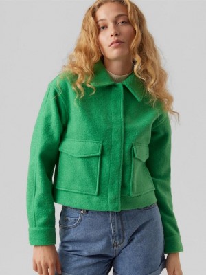 Vero Moda VMMEGAN SHORT JACKET BOOS Bright Green/Solid | Freewear VMMEGAN SHORT JACKET BOOS - www.freewear.nl - Freewear