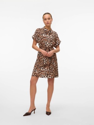 Vero Moda VMEASY JOY S/S SHIRT DRESS WVN GA Tan/Leo | Freewear VMEASY JOY S/S SHIRT DRESS WVN GA - www.freewear.nl - Freewear