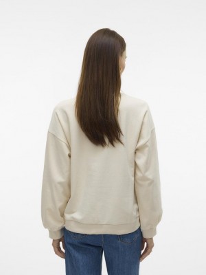 Vero Moda VMCLORA L/S O-NECK SWEAT JRS LCS GA Birch/CHENILLE EMB TEXT INDIAN T | Freewear VMCLORA L/S O-NECK SWEAT JRS LCS GA - www.freewear.nl - Freewear