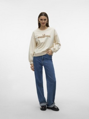 Vero Moda VMCLORA L/S O-NECK SWEAT JRS LCS GA Birch/CHENILLE EMB TEXT INDIAN T | Freewear VMCLORA L/S O-NECK SWEAT JRS LCS GA - www.freewear.nl - Freewear