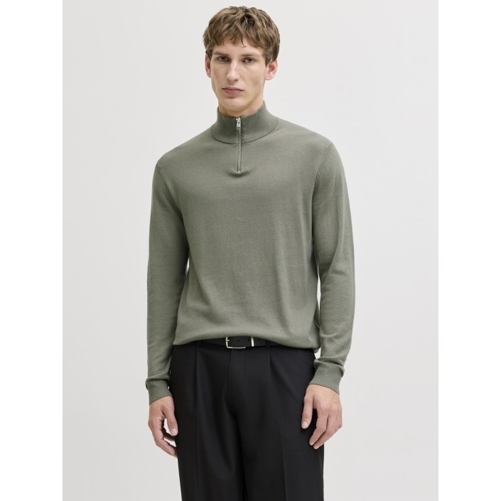 Jack & Jones:JACK&JONES ESSENTIALS JJEEMIL KNIT HALF ZIP NOOS Vetiver | Freewear JJEEMIL KNIT HALF ZIP NOOS - www.freewear.nl - Freewear