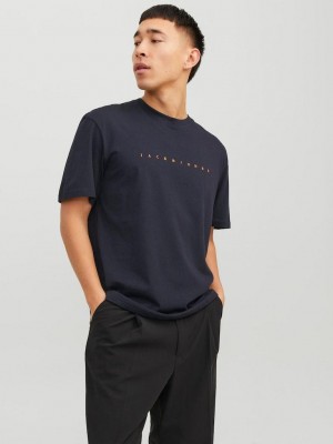 Jack & Jones:JACK&JONES ESSENTIALS JJESTAR JJ TEE SS NOOS Dark Navy | Freewear JJESTAR JJ TEE SS NOOS - www.freewear.nl - Freewear