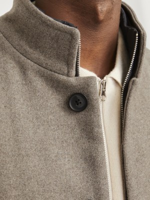 Jack & Jones:JACK&JONES ESSENTIALS JJEHARRISON WOOL BLEND JACKET SN Greige | Freewear JJEHARRISON WOOL BLEND JACKET SN - www.freewear.nl - Freewear