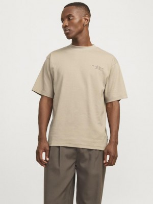 JACK%JONES PREMIUM JPRCCCHAD BRANDING SS CREW NECK TEE: Greige | Freewear JPRCCCHAD BRANDING SS CREW NECK TEE: - www.freewear.nl - Freewear