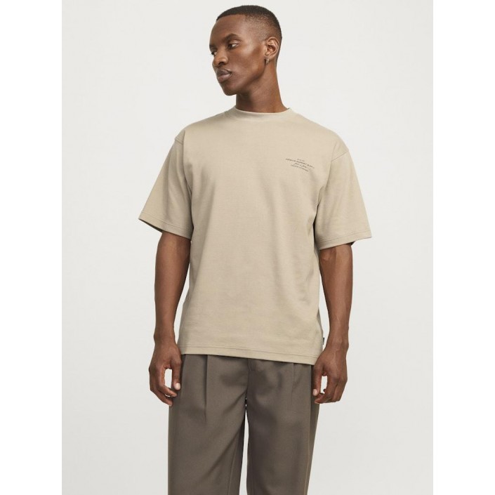 JACK%JONES PREMIUM JPRCCCHAD BRANDING SS CREW NECK TEE: Greige | Freewear JPRCCCHAD BRANDING SS CREW NECK TEE: - www.freewear.nl - Freewear