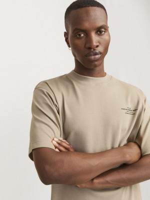 JACK%JONES PREMIUM JPRCCCHAD BRANDING SS CREW NECK TEE: Greige | Freewear JPRCCCHAD BRANDING SS CREW NECK TEE: - www.freewear.nl - Freewear