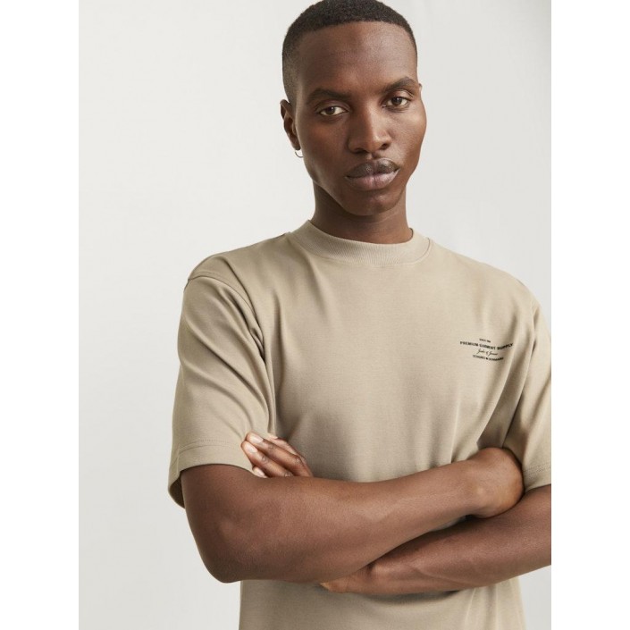 JACK%JONES PREMIUM JPRCCCHAD BRANDING SS CREW NECK TEE: Greige | Freewear JPRCCCHAD BRANDING SS CREW NECK TEE: - www.freewear.nl - Freewear