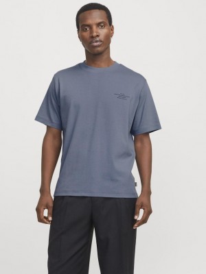 JACK%JONES PREMIUM JPRCCCHAD BRANDING SS CREW NECK TEE: Flint Stone | Freewear JPRCCCHAD BRANDING SS CREW NECK TEE: - www.freewear.nl - Freewear
