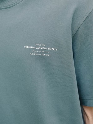JACK%JONES PREMIUM JPRCCCHAD BRANDING SS CREW NECK TEE: Goblin Blue | Freewear JPRCCCHAD BRANDING SS CREW NECK TEE: - www.freewear.nl - Freewear