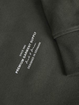 JACK%JONES PREMIUM JPRBLACHAD BRANDING SWEAT CREW NECK: Peat | Freewear JPRBLACHAD BRANDING SWEAT CREW NECK: - www.freewear.nl - Freewear
