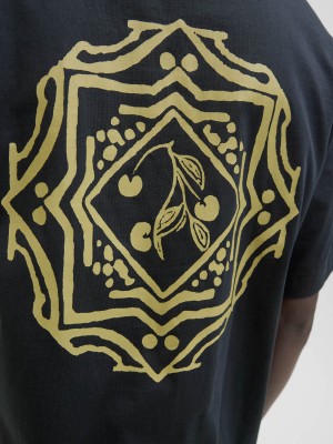 JACK&JONES ORIGINALS JORPAROS EASTER SKETCH TEE SS CREW : Black/YELLOW CLAM | Freewear JORPAROS EASTER SKETCH TEE SS CREW : - www.freewear.nl - Freewear