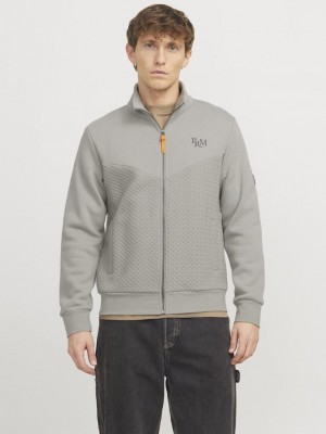 JACK%JONES PREMIUM JPRBLUFRANKIE SWEAT ZIP HIGH NECK Ghost Gray | Freewear JPRBLUFRANKIE SWEAT ZIP HIGH NECK - www.freewear.nl - Freewear