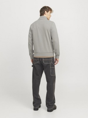 JACK%JONES PREMIUM JPRBLUFRANKIE SWEAT ZIP HIGH NECK Ghost Gray | Freewear JPRBLUFRANKIE SWEAT ZIP HIGH NECK - www.freewear.nl - Freewear