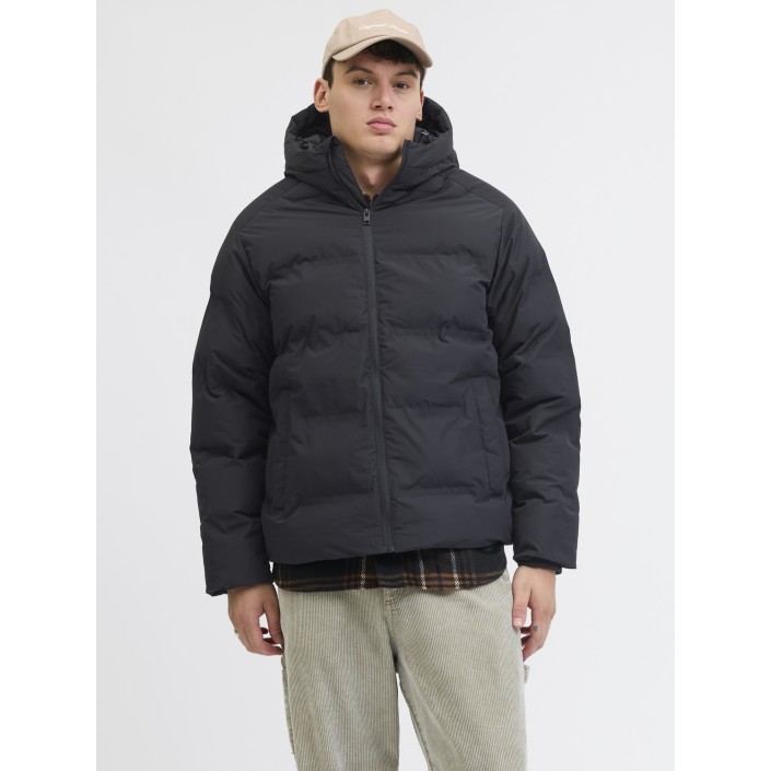 Jack & Jones:JACK&JONES ESSENTIALS JJESOHO PUFFER HOOD SN Black | Freewear JJESOHO PUFFER HOOD SN - www.freewear.nl - Freewear