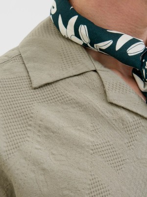 JACK%JONES PREMIUM JPRBLULUKE JACQUARD RESORT S/S SHIR: Elmwood | Freewear JPRBLULUKE JACQUARD RESORT S/S SHIR: - www.freewear.nl - Freewear