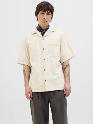 JACK%JONES PREMIUM JPRBLULUKE JACQUARD RESORT S/S SHIR: Almond Milk | Freewear JPRBLULUKE JACQUARD RESORT S/S SHIR: - www.freewear.nl - Freewear