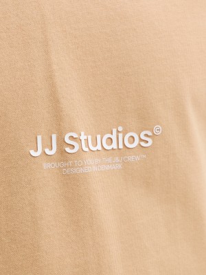 jack en jones boys JJESOHO TEE SS CREW NECK NOOS JNR Beach Sand | Freewear JJESOHO TEE SS CREW NECK NOOS JNR - www.freewear.nl - Freewear