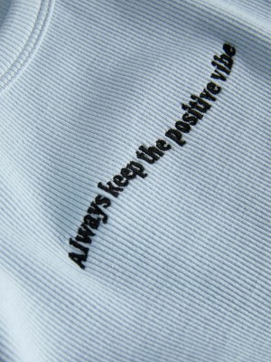 JACK&JONES ORIGINALS JXFALLON STR SL EMB RIB TOP JRS Skyway/Always keep the positive | Freewear JXFALLON STR SL EMB RIB TOP JRS - www.freewear.nl - Freewear