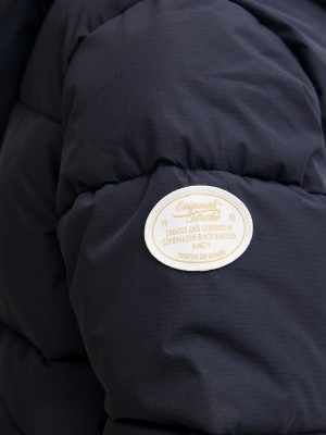 jack en jones boys JORINWOOD HOOD PUFFER JACKET JNR Dark Navy | Freewear JORINWOOD HOOD PUFFER JACKET JNR - www.freewear.nl - Freewear