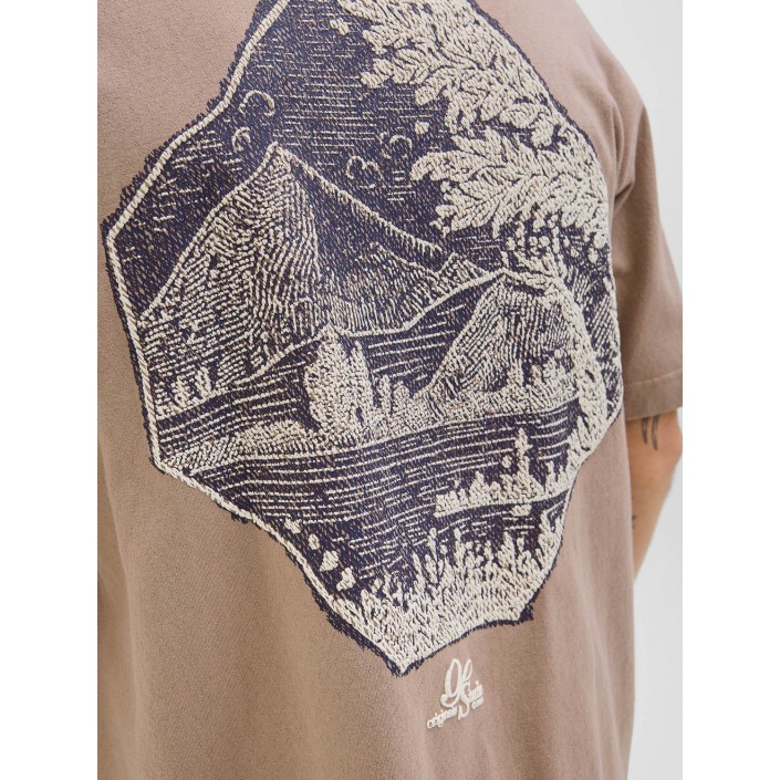 JACK&JONES ORIGINALS JORGRAMERCY BACK GRAPHIC TEE SS CN Mocha Meringue | Freewear JORGRAMERCY BACK GRAPHIC TEE SS CN - www.freewear.nl - Freewear