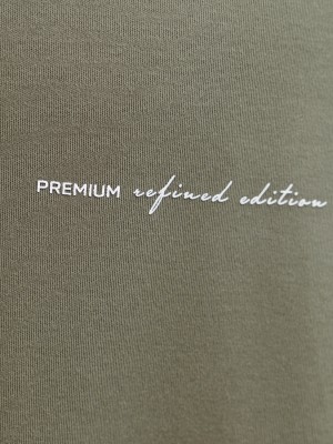 JACK%JONES PREMIUM JPRBLAOWEN SS BRANDING TEE SN Smokey Olive | Freewear JPRBLAOWEN SS BRANDING TEE SN - www.freewear.nl - Freewear