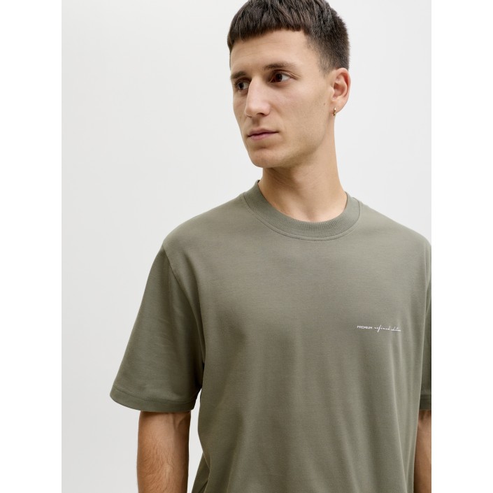 JACK%JONES PREMIUM JPRBLAOWEN SS BRANDING TEE SN Smokey Olive | Freewear JPRBLAOWEN SS BRANDING TEE SN - www.freewear.nl - Freewear