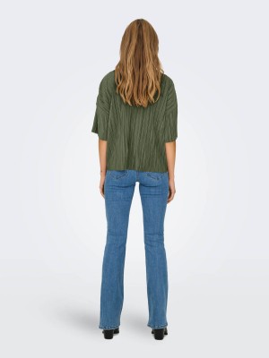 Only ONLRAVENNA S/S PLISSE TOP NOOS JRS Four Leaf Clover | Freewear ONLRAVENNA S/S PLISSE TOP NOOS JRS - www.freewear.nl - Freewear