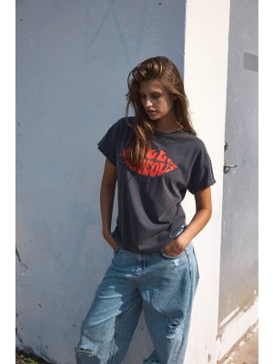 Noisy May NMBOHDI GABY S/S WASHED T-SHIRT JRS: Obsidian/TOMATO LIPS | Freewear NMBOHDI GABY S/S WASHED T-SHIRT JRS: - www.freewear.nl - Freewear