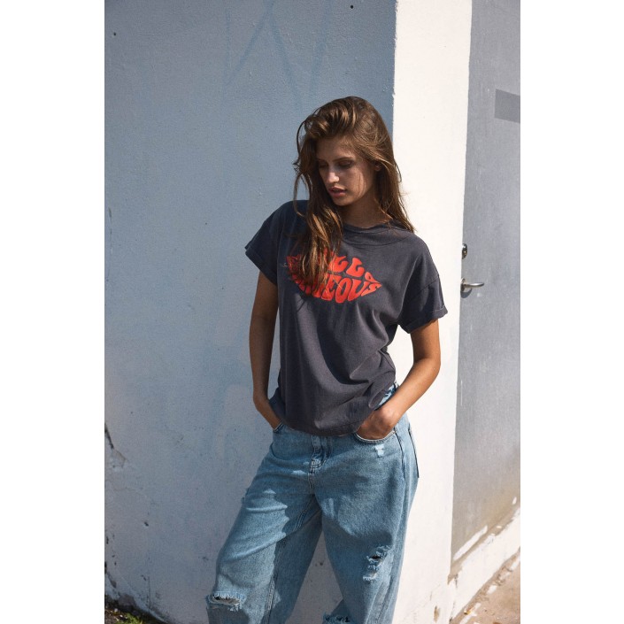 Noisy May NMBOHDI GABY S/S WASHED T-SHIRT JRS: Obsidian/TOMATO LIPS | Freewear NMBOHDI GABY S/S WASHED T-SHIRT JRS: - www.freewear.nl - Freewear