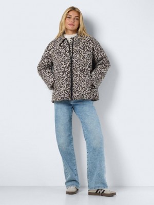 Noisy May NMGILLY QUILTED JACKET FWD DD Mocha Bisque/LEO | Freewear NMGILLY QUILTED JACKET FWD DD - www.freewear.nl - Freewear