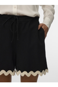 Vero Moda VMJENNA M/W SHORTS WVN BTQ GA black/birch scallop edges