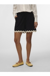 Vero Moda VMJENNA M/W SHORTS WVN BTQ GA black/birch scallop edges