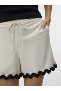 Vero Moda VMJENNA M/W SHORTS WVN BTQ GA birch/black scallop edges