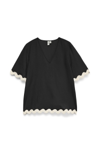 Vero Moda VMJENNA S/S V-NECK TOP WVN BTQ GA black/birch scallop edges