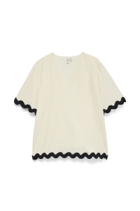 Vero Moda VMJENNA S/S V-NECK TOP WVN BTQ GA birch/black scallop edges