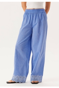 Carmakoma CARPAULA TULUM EMB PULL-UP PANT WVN blue bonnet/bright white emb