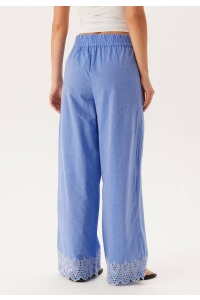 Carmakoma CARPAULA TULUM EMB PULL-UP PANT WVN blue bonnet/bright white emb