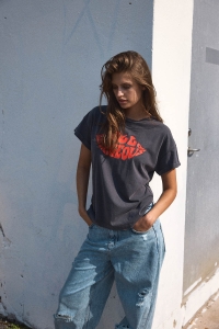 Noisy May NMBOHDI GABY S/S WASHED T-SHIRT JRS: obsidian/tomato lips